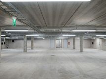 Puolilämmin autohalli, esteetön kulku