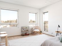 Ylhäällä neljännessä kerroksessa viihtyisä pikkukoti.