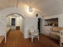 Viinikellarin tunnelmallista maan alaista tilaa