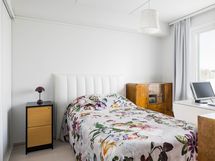 Makuuhuoneeseen mahtuu pieni työpiste, kaapistot liukuovilla