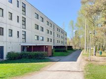 itäpuolen julkisivua ja pihaa