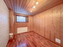 Alakerrassa on huone, joka sopii hyvin vaikka työtilaksi tai makuuhuoneeksi.