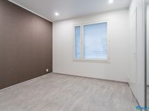 Toisessa makuuhuoneessa vaatehuone