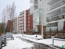 Sisäpihan suojassa lasten leikkipaikka