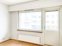 Olohuoneessa on iso ikkuna ja käynti parvekkeelle. Asunnon ikkunat ovat luoteeseen.