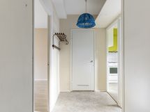 Eteisen ja keittiön muovimatto mukailee kauniisti 60-lukua.