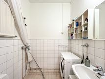 Kylpyhuoneessa on pesuloneliitäntä.