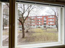 Ikkunan näkymä on länteen sisäpihalle.