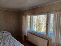 Metsän suuntaan ikkunanäkymä