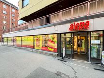 Lähikauppa sijaitsee kadun toisella puolella.