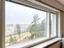 Ikkunoissa sälekaihtimet valmiina.