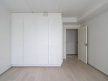 Päämakuuhuone mh1. Kuva asunnosta A58, jossa vastaava pohjaratkaisu, materiaalit voivat poiketa.