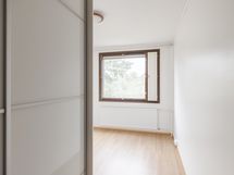 Makuuhuone erillisen WC:n vieressä