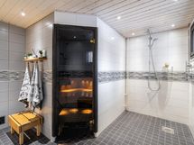 Suihkutila ja ovi saunaan