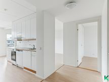 Valoisasta eteisestä on käynti kaikkiin huoneisiin