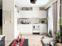 Keittiön yhteyteen sopii hyvin vaikka pieni pyöreä ruokapöytä.