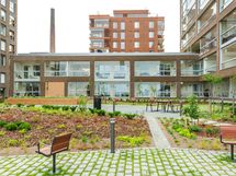 Julkisivu, järven puoli.