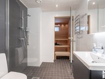 Kylpyhuone/wc ja oma sauna.