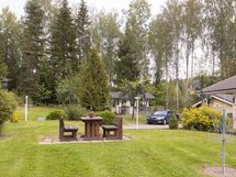 Vehreää pihapiiriä (vehreään aikaan)