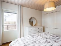 Ensimmäisessä makuuhuoneessa mukavasti kaappitilaa