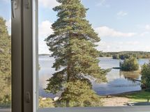 Upeat järvinäkymät