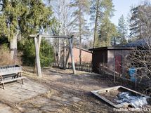 Taloyhtiön leikkipaikka.