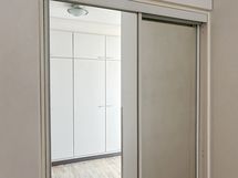 Ulko-oven vieressä lisää kaappitilaa.