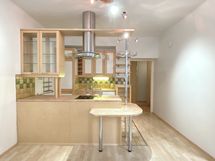 Avokeittiö ja olohuone