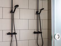 Talousrakennuksessa wc, kylpyhuone ja sauna