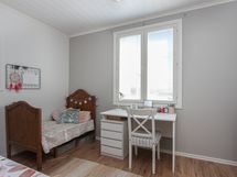 Alakerran makuuhuone 2