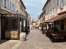St Maximessa on myös isompia kauppoja ja enemmän ravintoloita