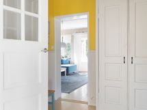 Eteisestä käynti alkuperäiseen taloon.