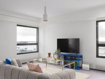 Tilava olohuone, josta käynti parvekkeelle