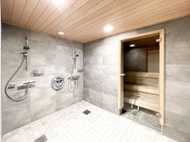 Taloyhtiön tyylikäs saunaosasto.