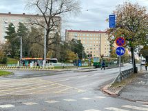Bussit ja ratikat kulkevat tihein vuorovälein lähistöltä.