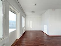 Ikkunalliseen akoviin, jossa liukuovien takana säilytystilaa, saa mukavasti erillisen makuutilan.