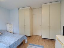 Makuuhuone 1 kaapistot.