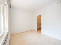 Makuuhuoneen yhteydessä on vaatehuone