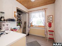 Keittiön vieressä on apukeittiö
