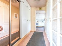 Eteiskäytävän säilytystilaa ja wc/kph ovi