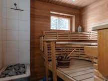 Saunassa puukiuas ja ikkuna järven suuntaan