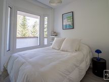 Yläkerran makuuhuoneeseen mahtuu myös tilavampi sänky.