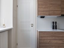 Avokeittiön yhteydessä on kylmäkaappi, jossa on valot.