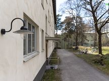 Julkisivun yksityiskohdissa näkyy 1940-luku