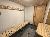 Taloyhtiön pukuhuone.