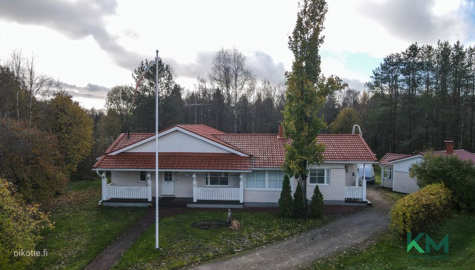 Etuterassi on katettu ja etupihalta löytyy allas, jossa on ollut käytössä aiemmin suihkulähde.