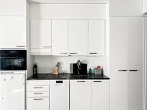 Tilavan huoneen yhteydessä on hyvin varusteltu avokeittiö.