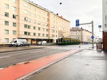 Ratikan ja bussin  kyytiin pääset kätevästi heti Mannerheimintieltä.