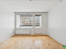 Olohuoneesta käynti lasitetulle parvekkeelle