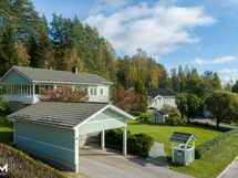 Julkisivukuva, sivusta ja edestä.